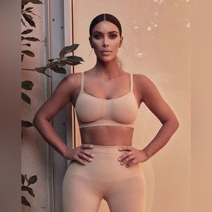 SKIMS SEAMLESS SCULPT MID THIGH SHORT MICA SMALL